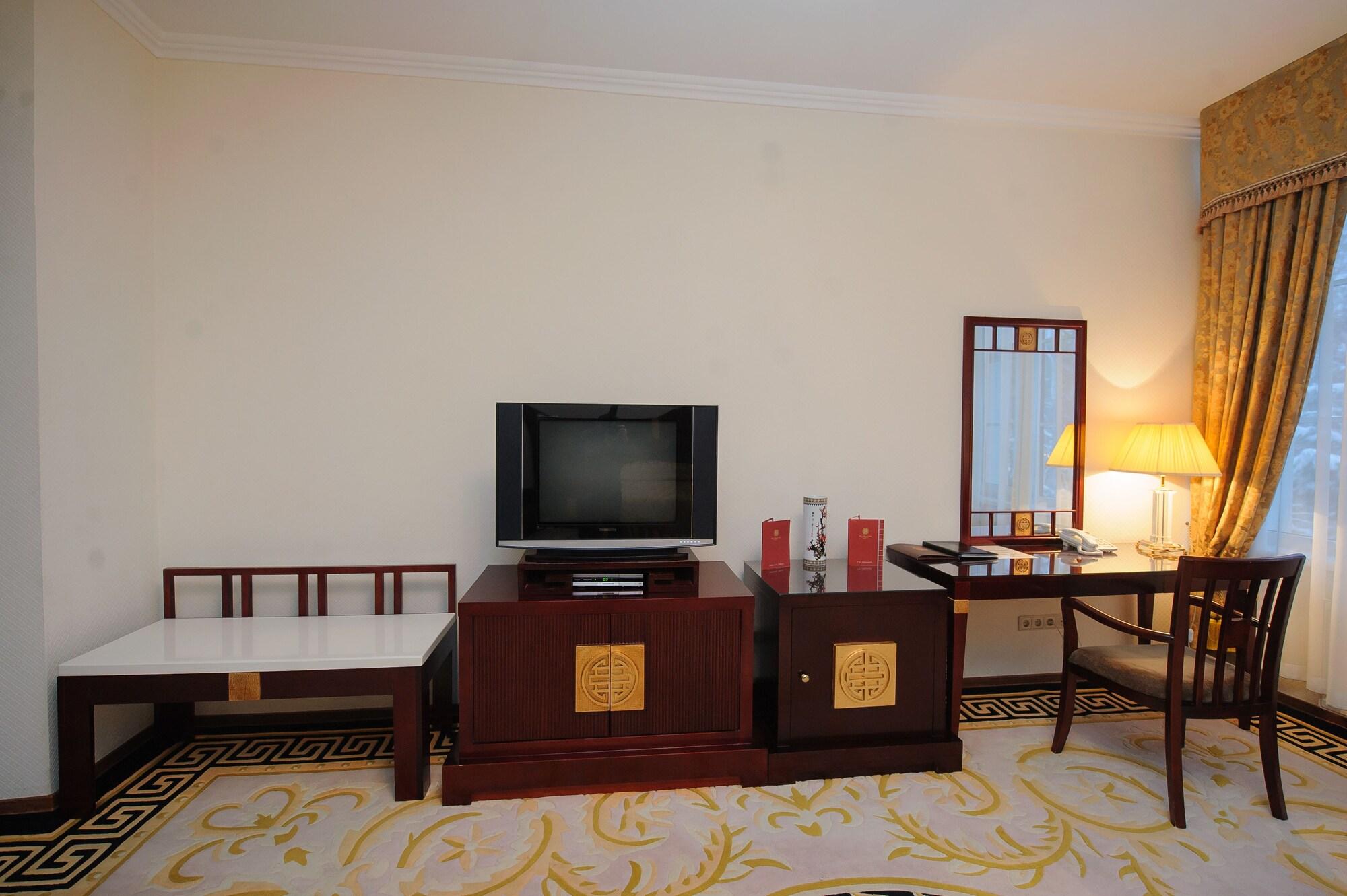 Hotel Royal Park Chişinău Extérieur photo