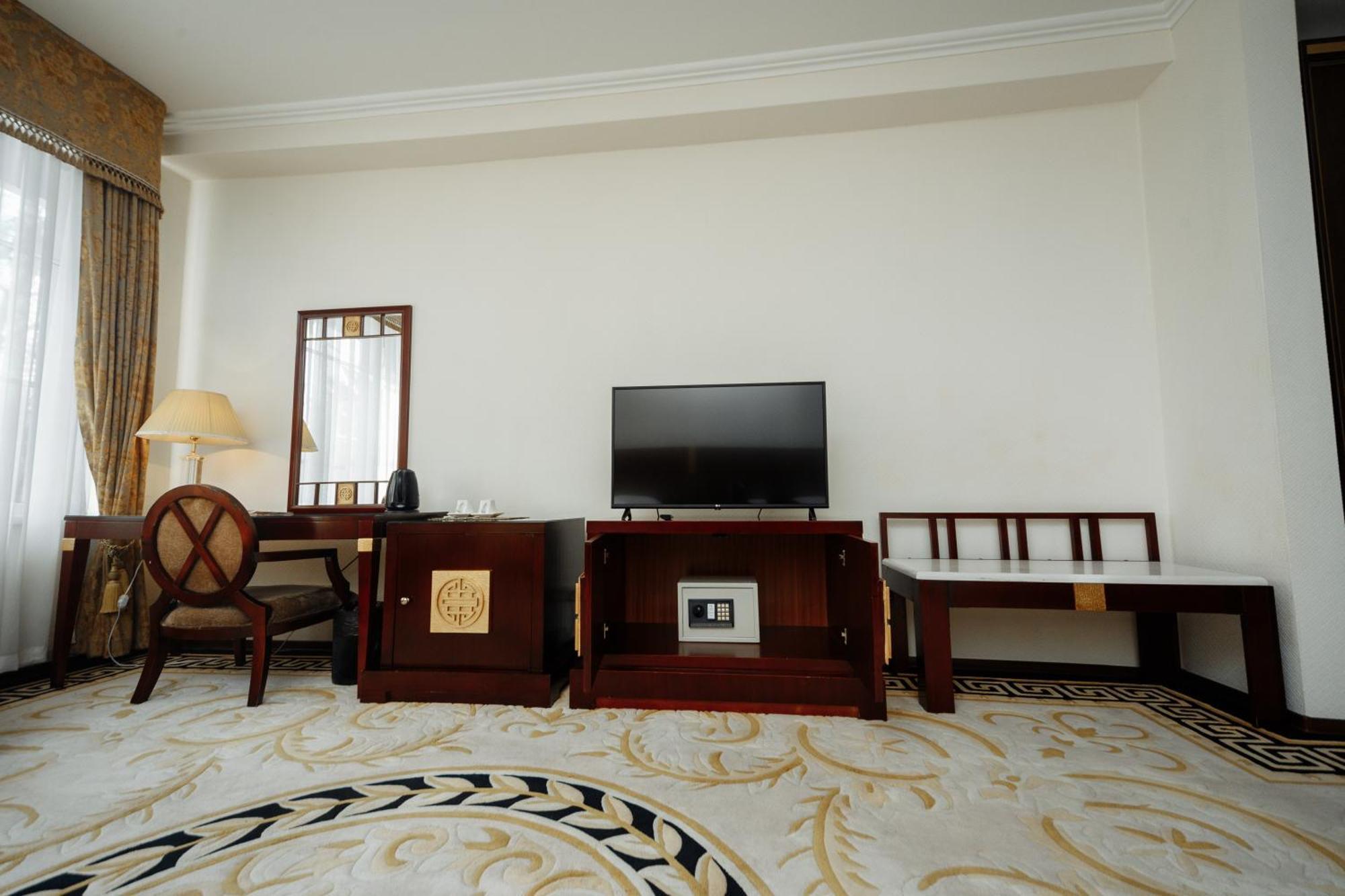 Hotel Royal Park Chişinău Extérieur photo