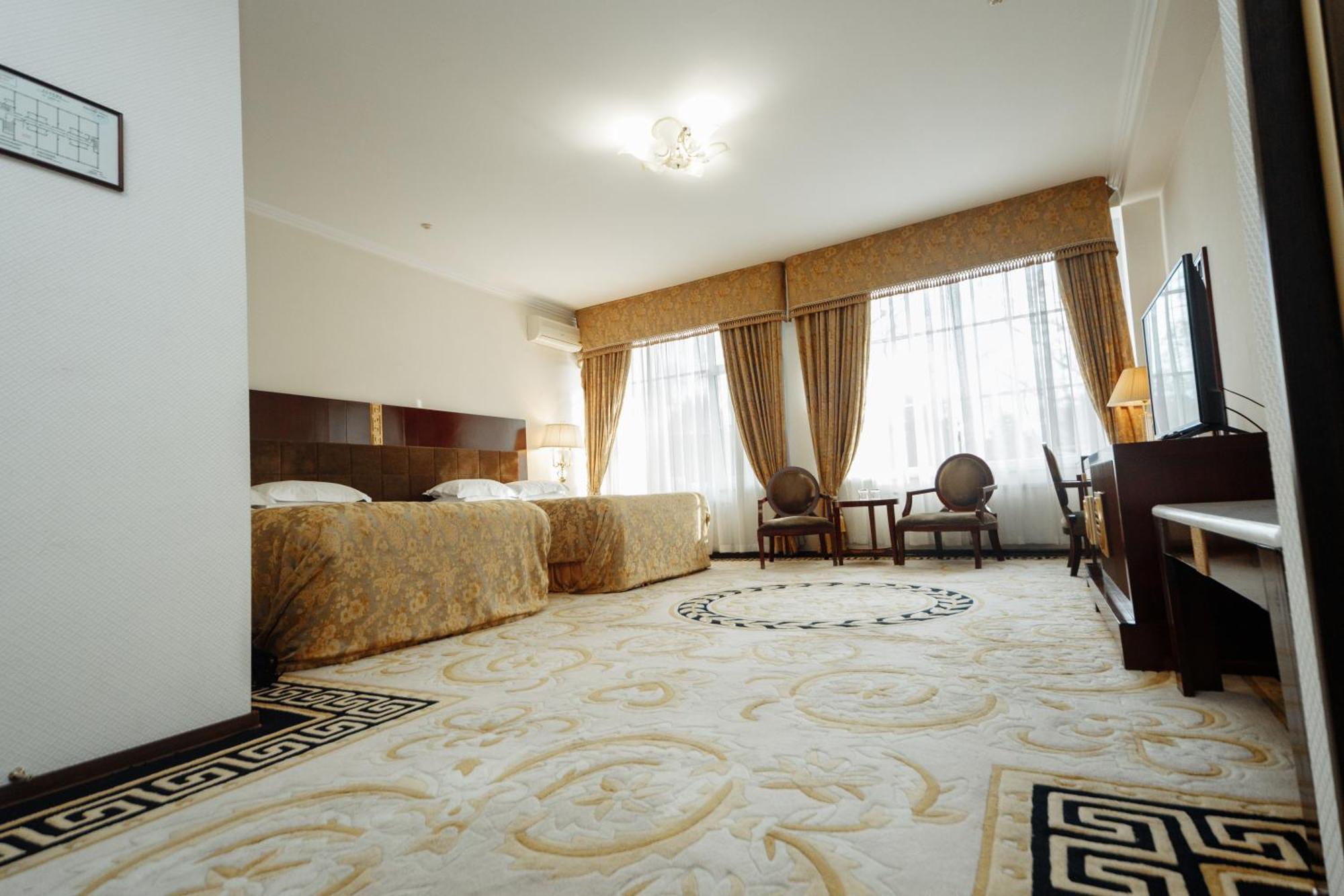Hotel Royal Park Chişinău Extérieur photo