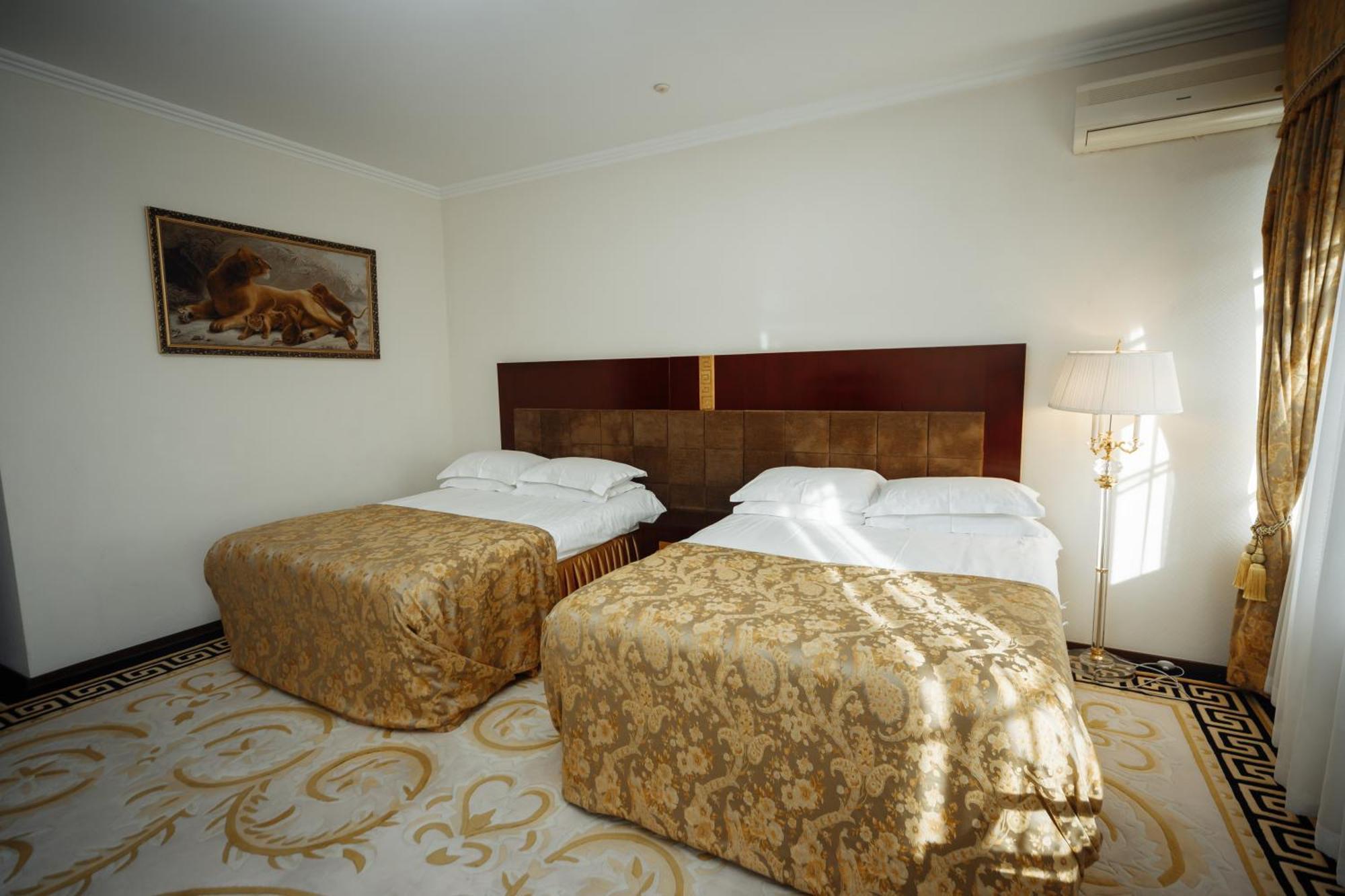 Hotel Royal Park Chişinău Extérieur photo