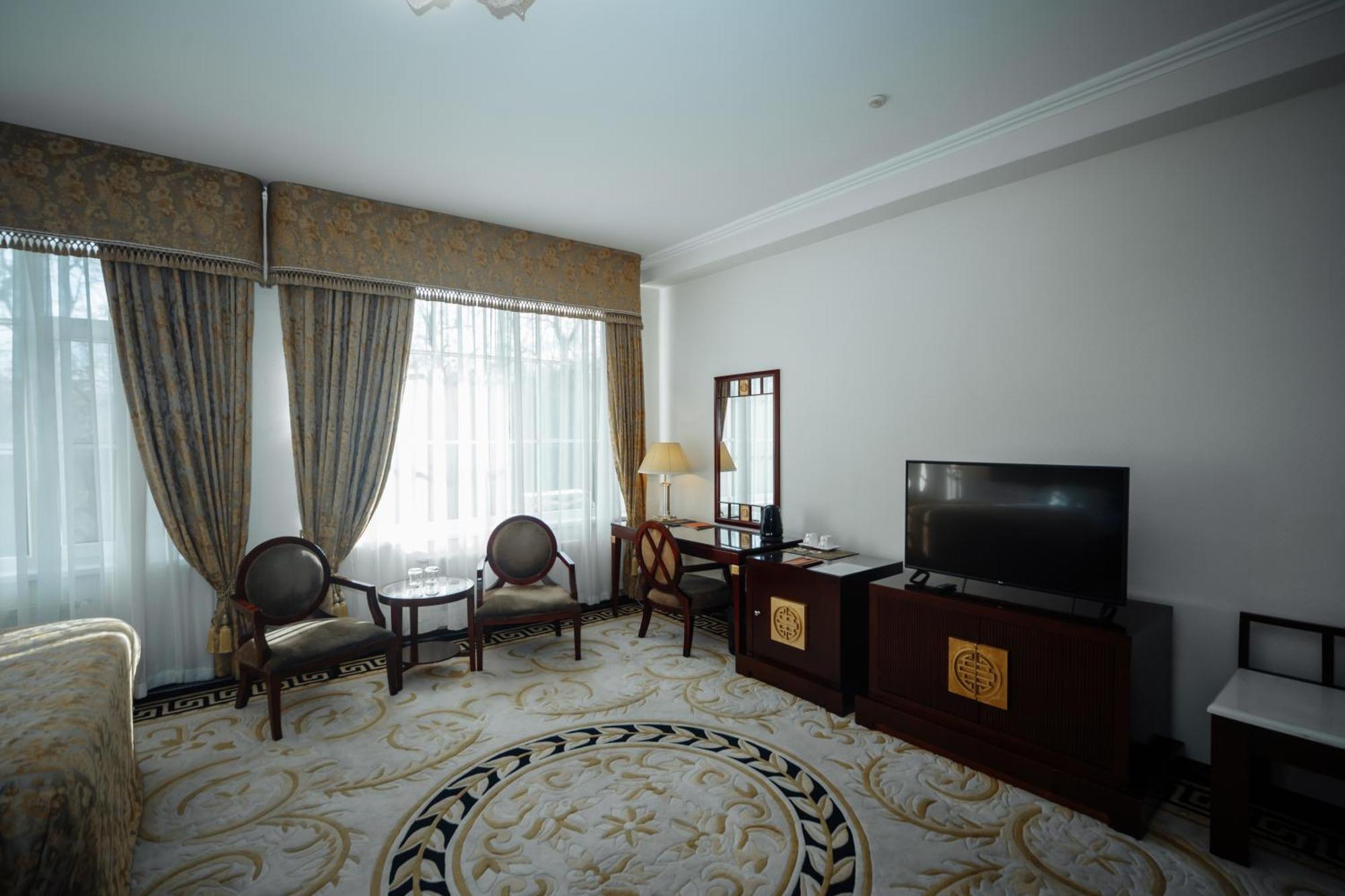 Hotel Royal Park Chişinău Extérieur photo