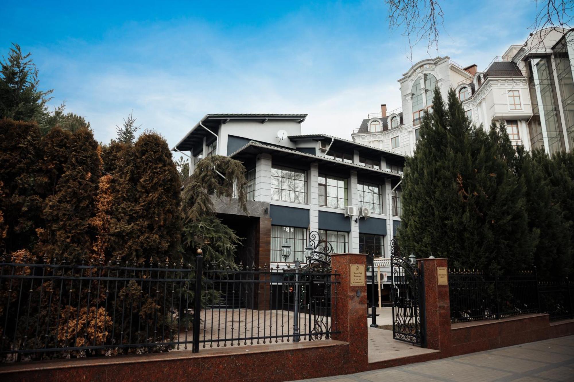 Hotel Royal Park Chişinău Extérieur photo